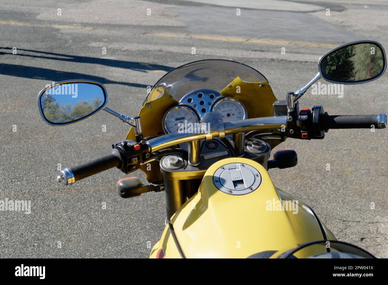 Moto d'epoca in piedi sulla strada. Primo piano del faro e del tachimetro della moto Foto Stock