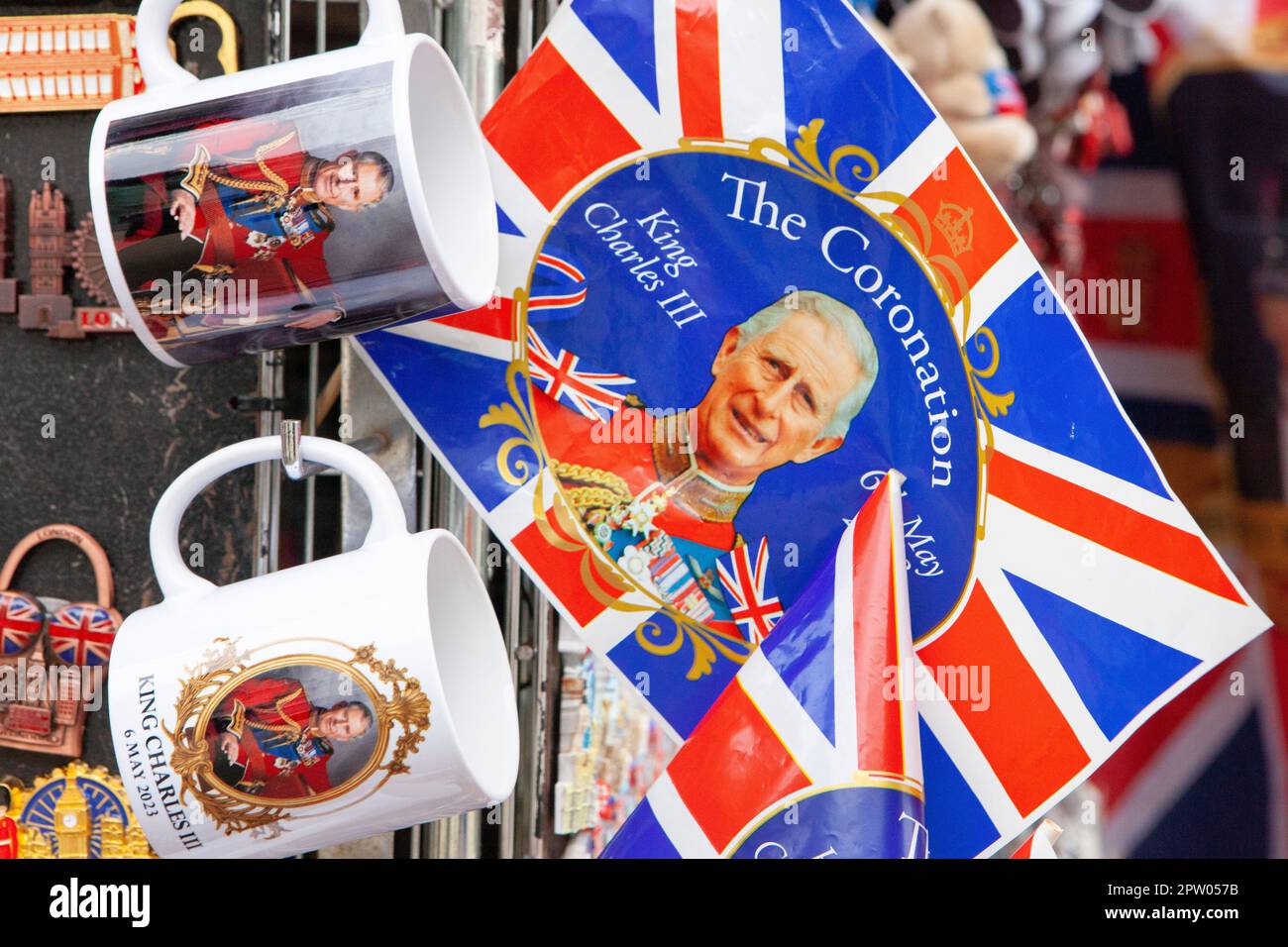 Londra, Regno Unito. 27th Apr, 2023. Nel centro di Londra le bancarelle vendono souvenir per i turisti che commemorano l'imminente incoronazione di Re Carlo III dalle borse e le bandiere alle tazze e ai giocattoli coccolati, si spera che l'incoronazione porti un afflusso di turisti e un impulso all'economia. Credit: Anna Watson/Alamy Live News Foto Stock
