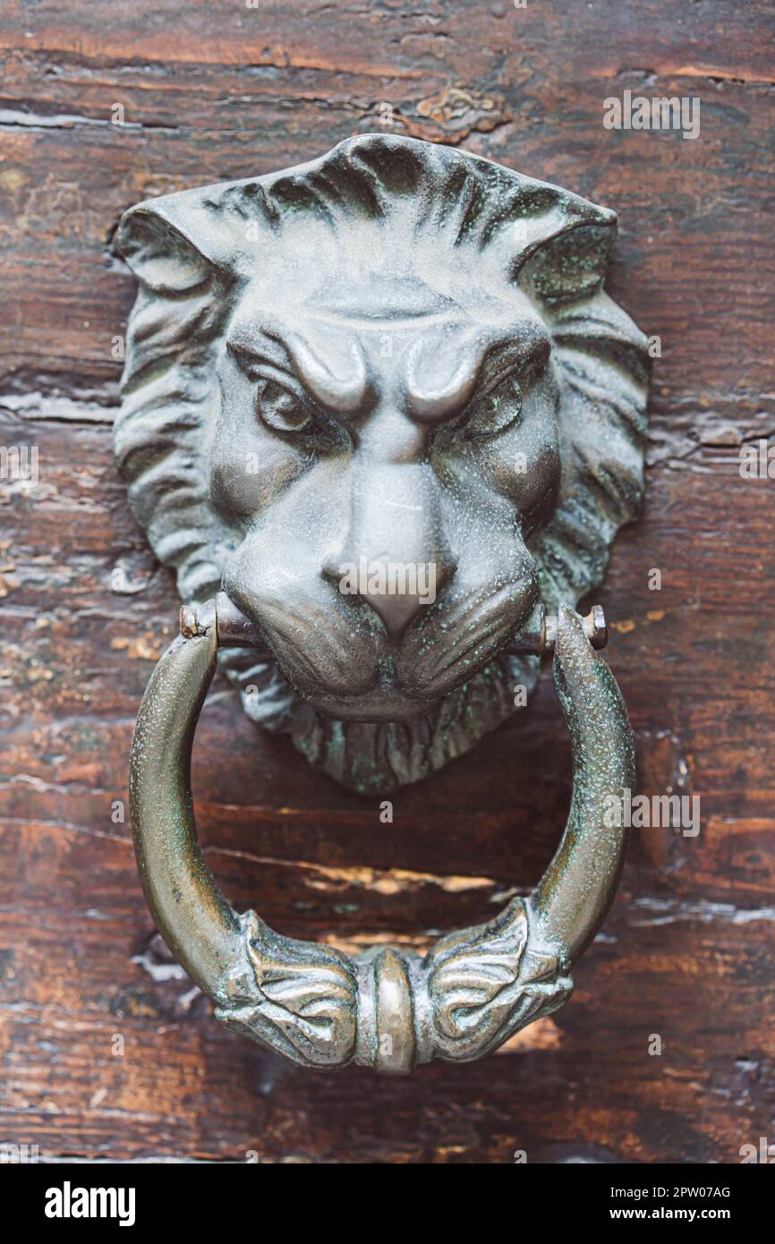 Batticalcagno in metallo vintage con faccia a leone. Foto Stock