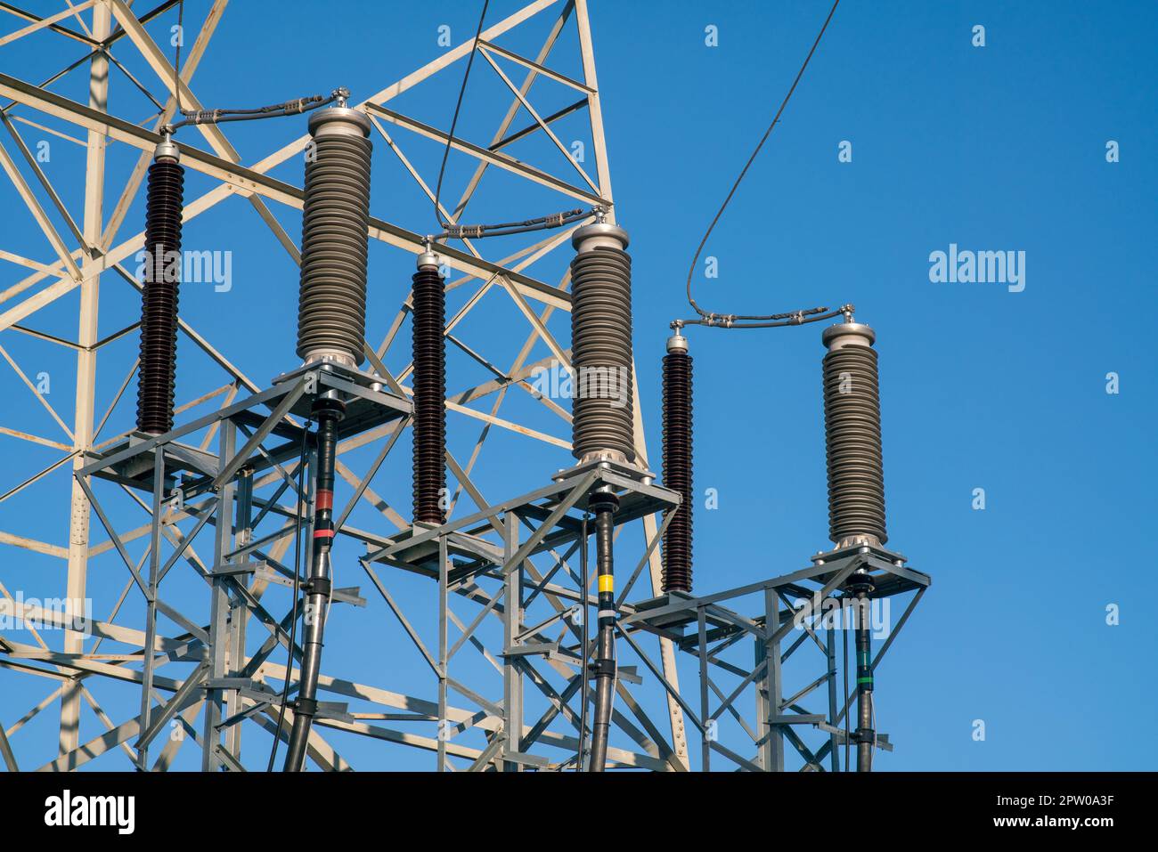 dettaglio canale elettrico dell'isolatore termico di cavi elettrici ad alta tensione. L'energia costosa in questo periodo è al centro dei problemi per Foto Stock