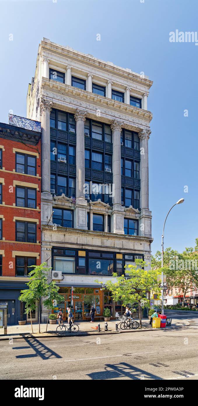 Le colonne corinzie proiettano la forza e la stabilità di una banca. Ma la Bank of the United States, qui, ha guidato l’ondata di fallimenti bancari dell’era della depressione. Foto Stock