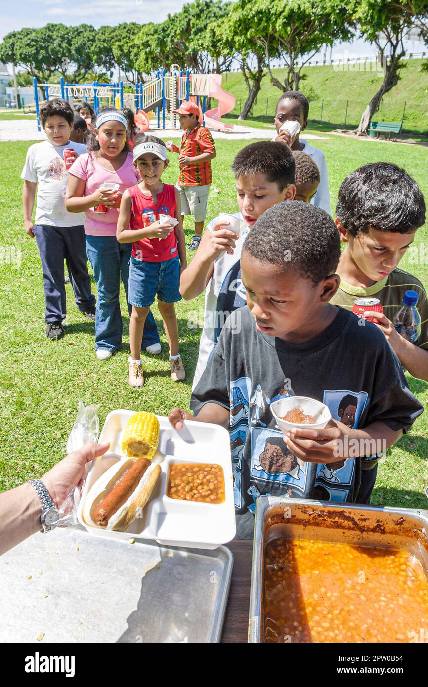 Miami Florida,Frederick Douglass Elementary School campus primario,giorno della scuola interna della città prima che la vacanza estiva inizi lezione pic-nic, studenti li Foto Stock