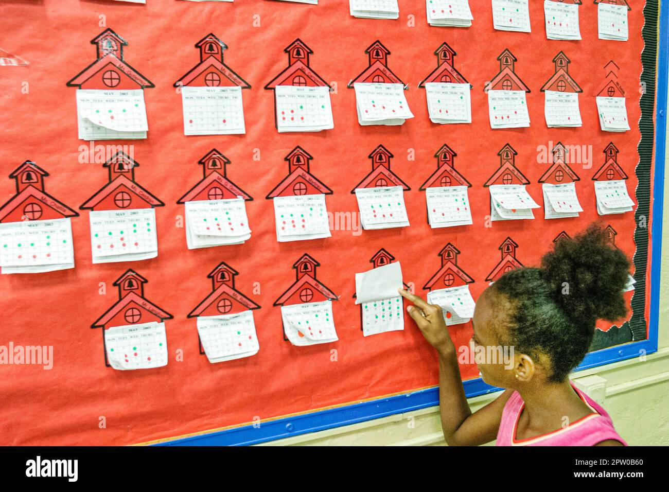 Miami Florida,Frederick Douglass Elementary School campus primario,studenti della scuola interna della città ragazza ragazze femmina,africani neri guarda lo Foto Stock