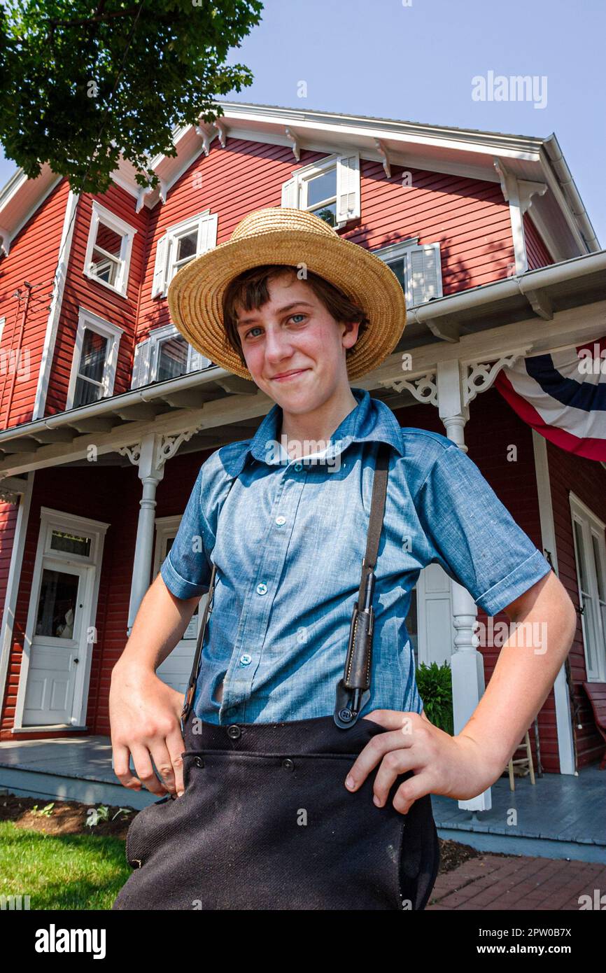 Pennsylvania Lancaster County Bird in Hand, Amish olandese Mennonite teen teen teenager teenagers, ragazzo ragazzi maschio sorride sorridente sospenditori cappello abbigliamento cl Foto Stock