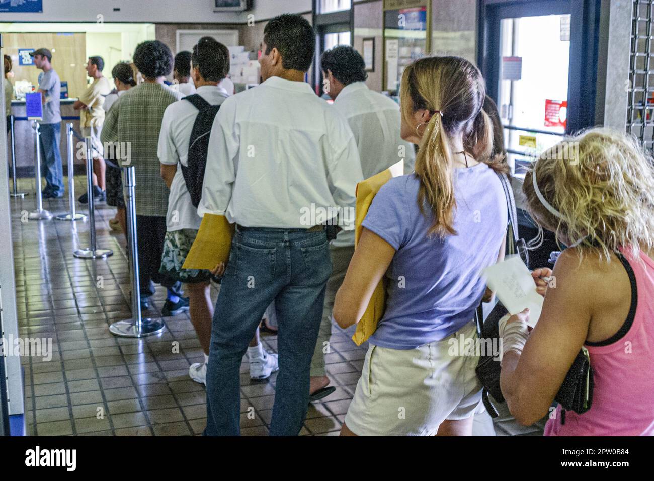 Miami Beach Florida,Ufficio postale degli Stati Uniti,coda lunga persone clienti in attesa, Foto Stock