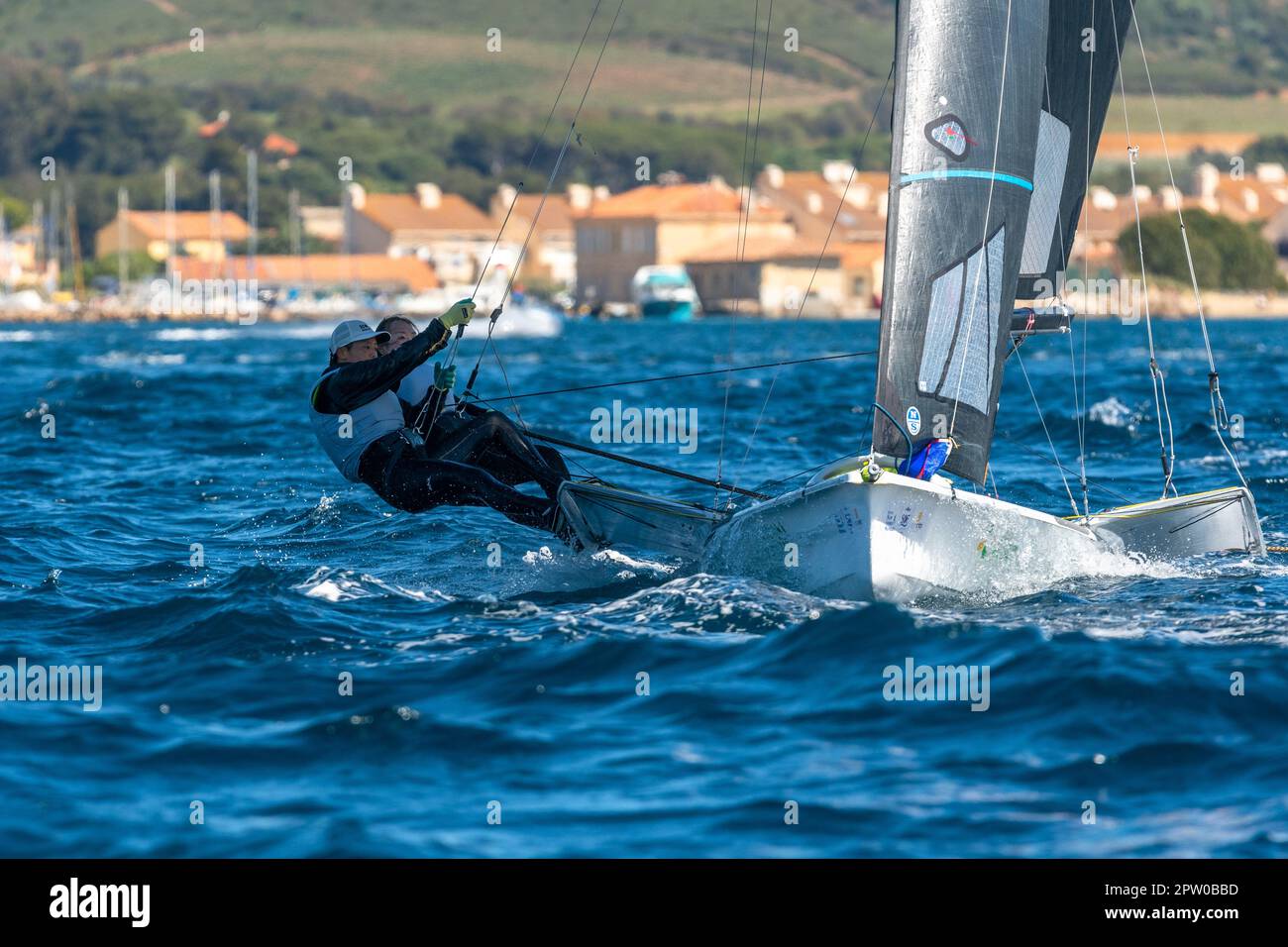 Hyeres, Francia. 25th Apr, 2023. La squadra giapponese (Saki Matsunae e Yuri Saito) gareggia nella categoria FX durante il giorno 2 della settimana olimpica francese 2023. La settimana olimpica francese 2023 si terrà a Hyères-les-Palmiers dal 23 al 30 aprile 2023 e riunirà i migliori specialisti del mondo in eventi velistici per i prossimi Giochi olimpici di Parigi 2024. (Foto di Laurent Coust/SOPA Images/Sipa USA) Credit: Sipa USA/Alamy Live News Foto Stock