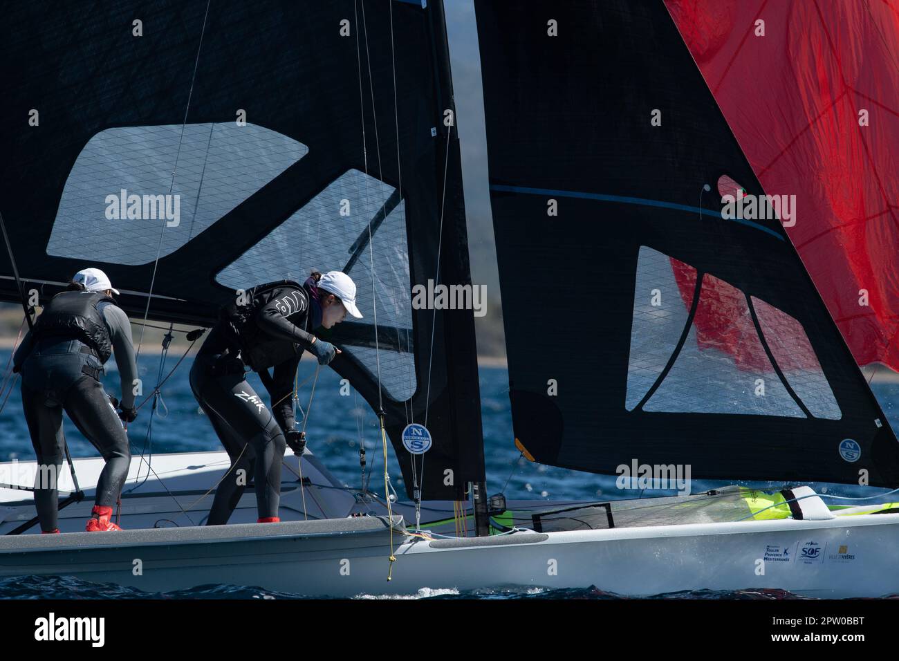 Hyeres, Francia. 25th Apr, 2023. La squadra cinese (Xiaoyu Hu e Mengyuan Shan) gareggia nella categoria FX durante il giorno 2 della settimana olimpica francese. La settimana olimpica francese 2023 si terrà a Hyères-les-Palmiers dal 23 al 30 aprile 2023 e riunirà i migliori specialisti del mondo in eventi velistici per i prossimi Giochi olimpici di Parigi 2024. (Foto di Laurent Coust/SOPA Images/Sipa USA) Credit: Sipa USA/Alamy Live News Foto Stock