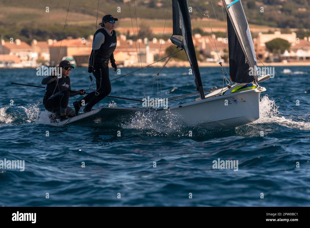 Hyeres, Francia. 25th Apr, 2023. La squadra neozelandese (Alexandra Maloney e Olivia Hobbs) gareggia nella categoria FX durante il giorno 2 della settimana olimpica francese 2023. La settimana olimpica francese 2023 si terrà a Hyères-les-Palmiers dal 23 al 30 aprile 2023 e riunirà i migliori specialisti del mondo in eventi velistici per i prossimi Giochi olimpici di Parigi 2024. (Foto di Laurent Coust/SOPA Images/Sipa USA) Credit: Sipa USA/Alamy Live News Foto Stock