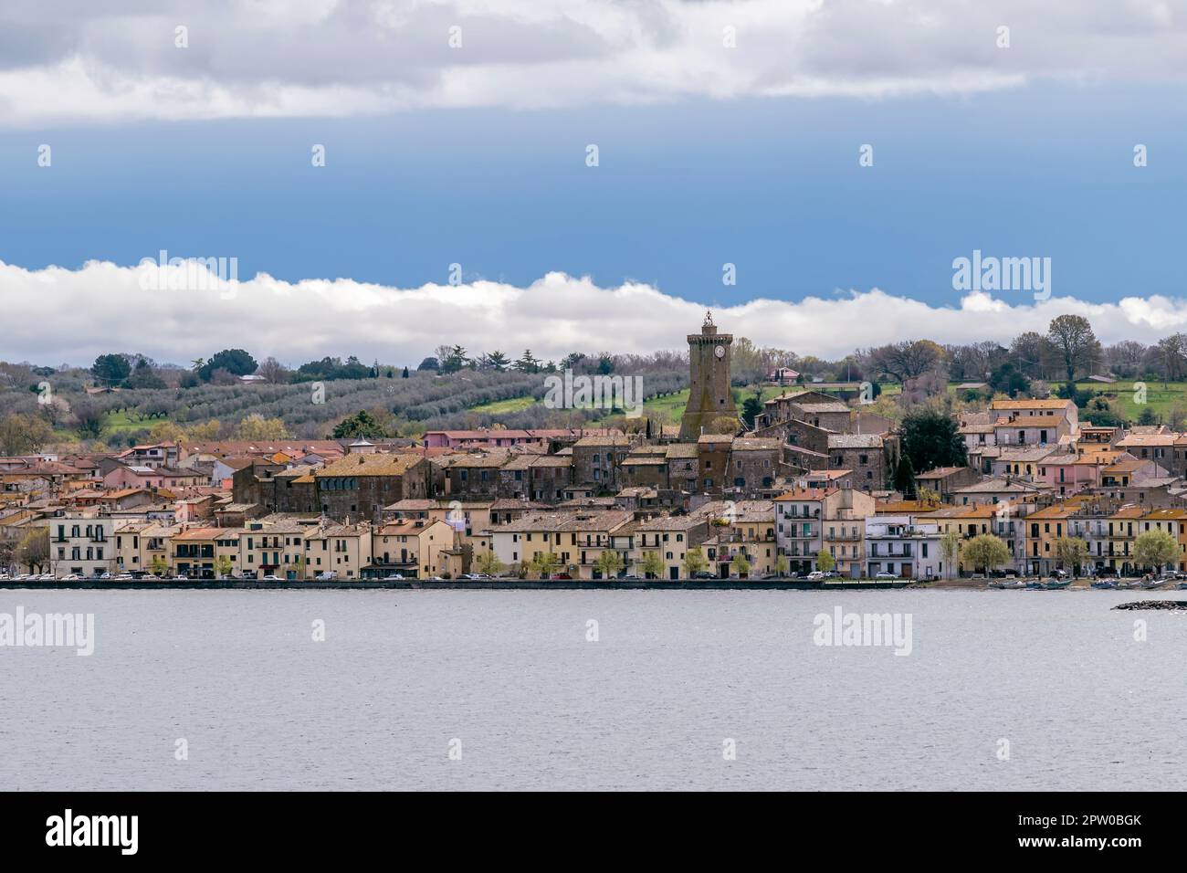 Vista panoramica di Marta da Capodimonte, lago di Bolsena, Italia Foto Stock