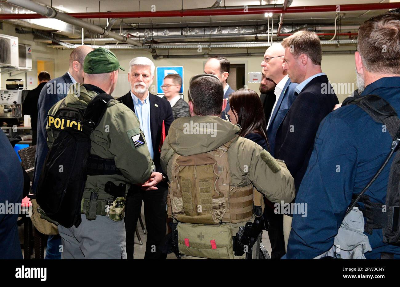 Kiev, Ucraina. 28th Apr, 2023. Il presidente ceco Petr Pavel, terzo da sinistra, e il suo omologo slovacco Zuzana Caputova (non visto), insieme ad altri ospiti, vanno al rifugio di un garage sotterraneo a causa di un allarme di raid aereo, il 28 aprile 2023, a Kiev. Il presidente ceco Pavel e il presidente slovacco Zuzana Caputova sono arrivati in Ucraina la mattina del 28 aprile. Il loro ordine del giorno è, tra le altre cose, un incontro con il presidente ucraino Volodymyr Zelenskiy e una visita ad alcuni dei siti considerati simboli dei crimini di guerra russi. Credit: Karel Capek/CTK Photo/Alamy Live News Foto Stock