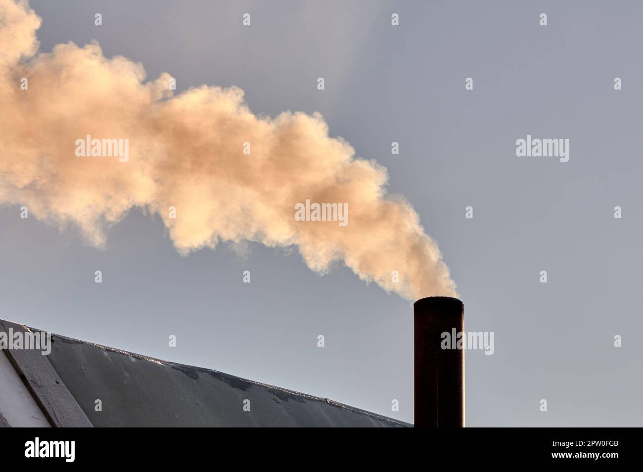 il fumo proviene dal camino della borghesia. la stufa è in fase di riscaldamento. Foto di alta qualità Foto Stock