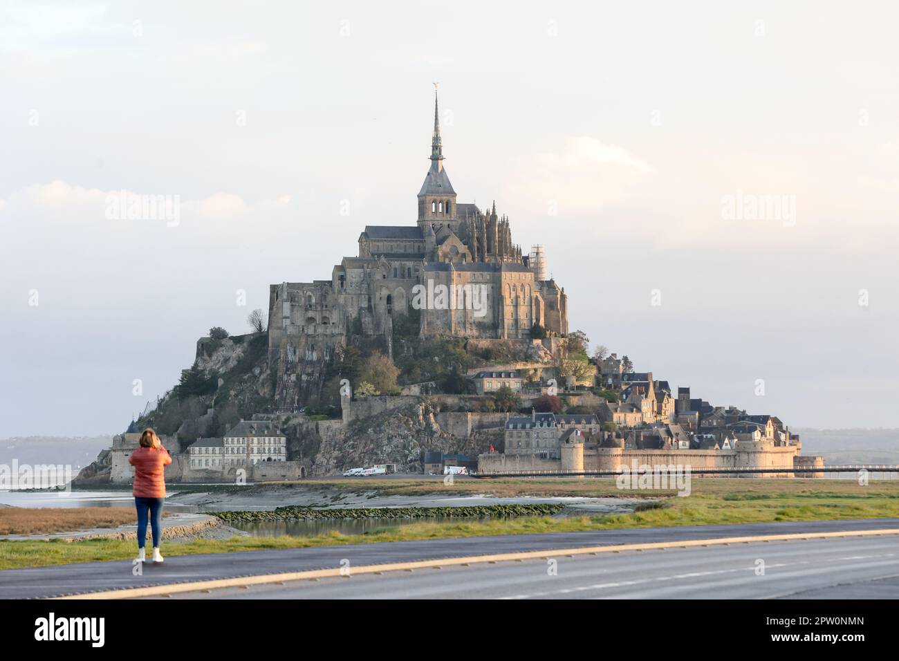 Mattina, alba, al,famoso,popolare,turistico,attrazione,le Mont Saint Michel,Mont Saint Michel,Francia,francese,Europa,europea, patrimonio dell'umanità dell'UNESCO,sul,confine,tra,Normandia,Normandie, e,Bretagna,baia,costa,costiera Foto Stock