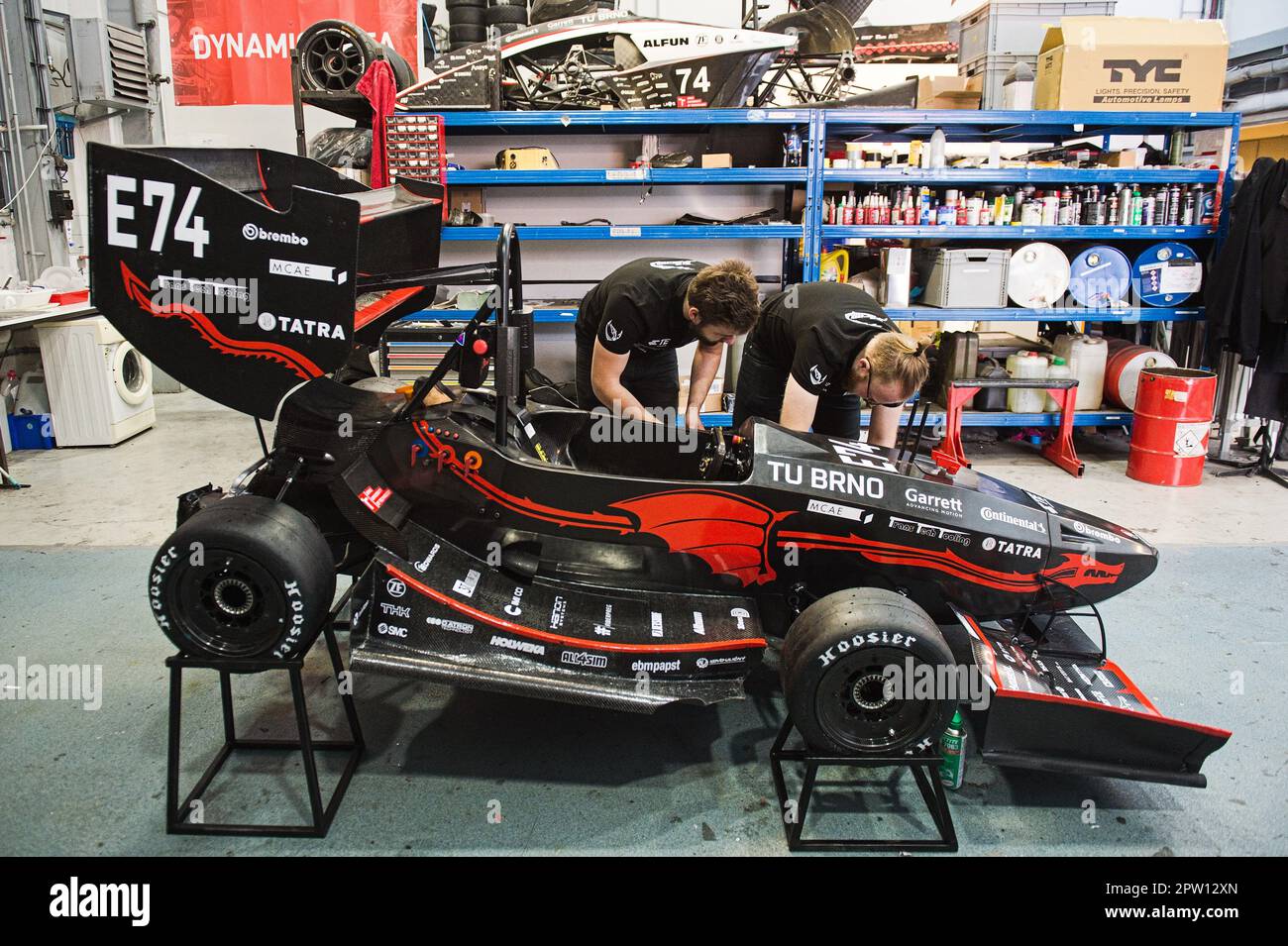 Brno, Repubblica Ceca. 28th Apr, 2023. Gli studenti dell'Università tecnica di Brno presentano formula Dragon E3 a Brno, Repubblica Ceca, il 28 aprile 2023. Quest'anno, per la prima volta, gli studenti dell'Università di tecnologia di Brno parteciperanno alla guida autonoma, cioè senza pilota, alla Formula Student World Series. Credit: Patrik Uhlir/CTK Photo/Alamy Live News Foto Stock