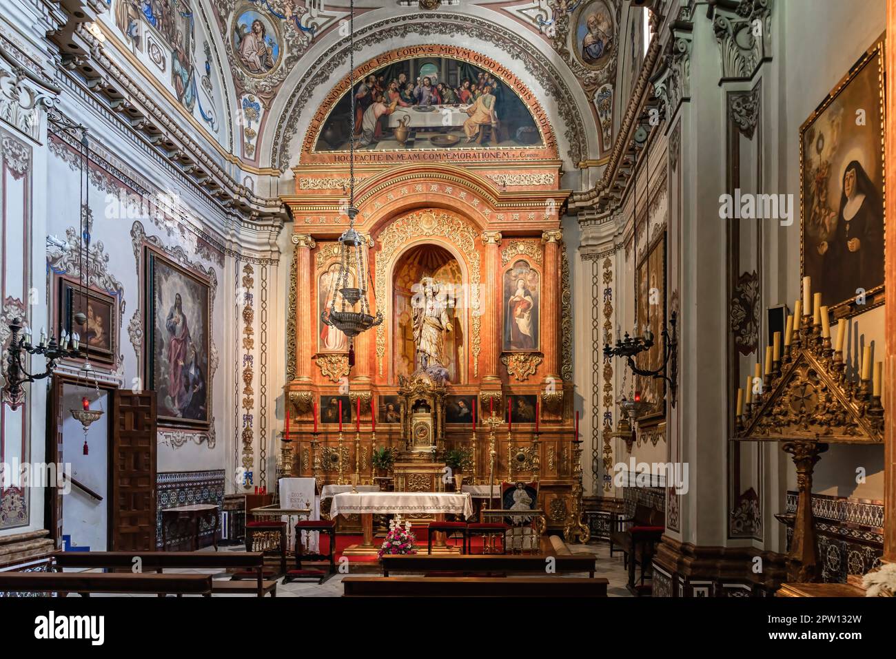 Huelva, Spagna - 22 aprile 2023: Cappella del Sacro cuore di Gesù all'interno della Chiesa Parrocchiale di San Juan Bautista, San Giovanni Battista, a la Palma del Foto Stock