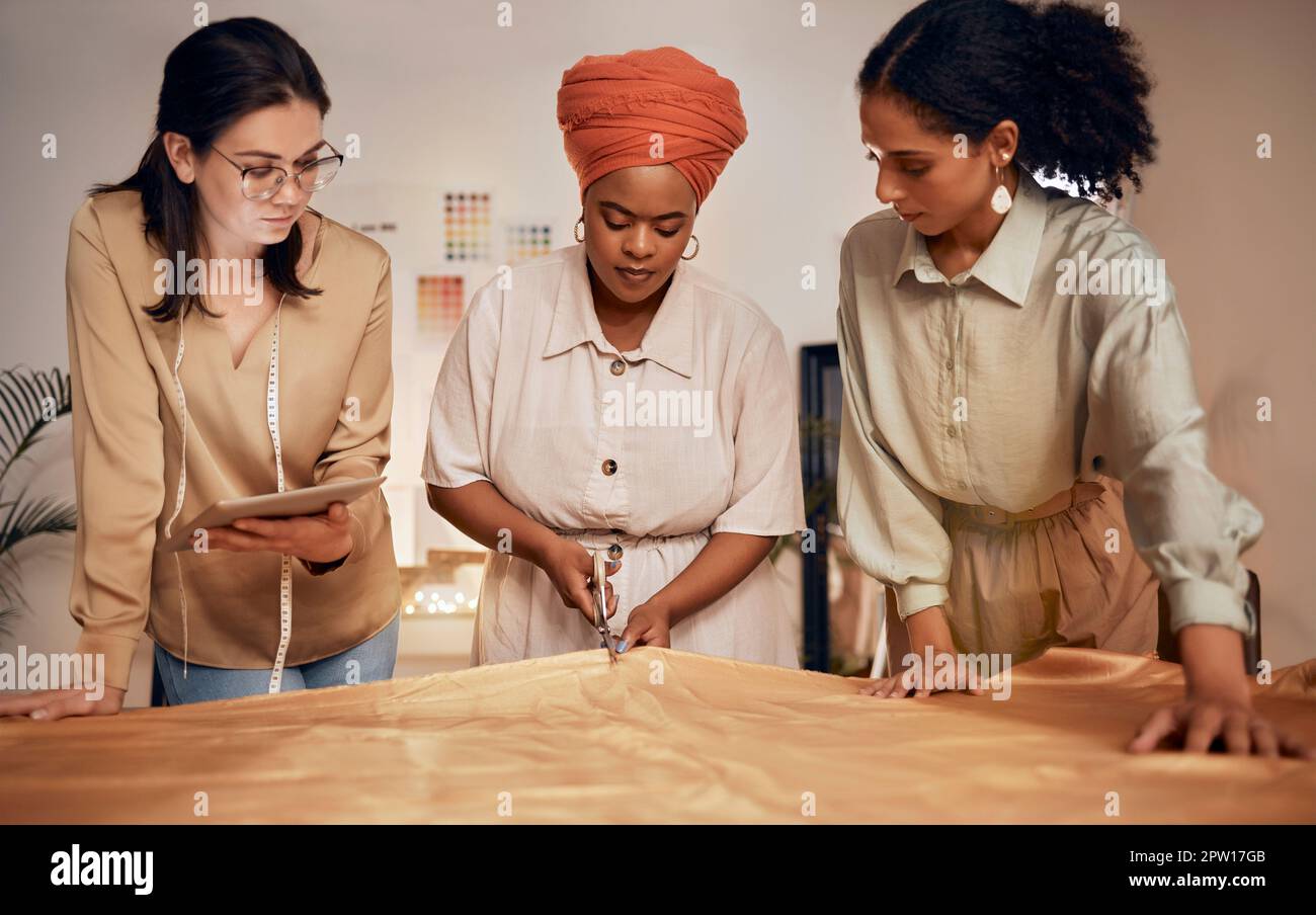 Donne, taglio tessuti e designer di moda team in officina che lavorano sulla produzione tessile o design. Boutique, gruppo e lavoro di squadra di donne con tabl Foto Stock