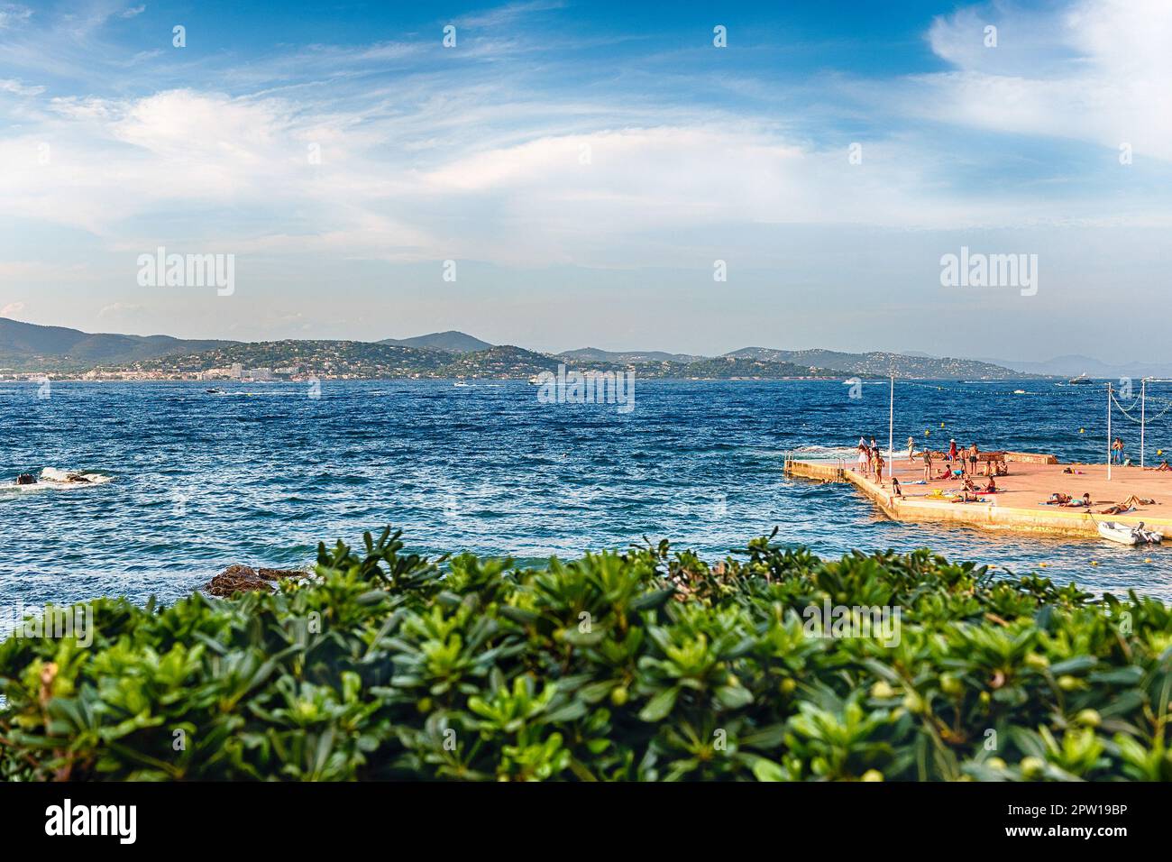 La pittoresca spiaggia la Ponche nel centro di Saint-Tropez, Costa Azzurra, Francia. La citta' e' un resort famoso in tutto il mondo per il jet set a europeo e americano Foto Stock