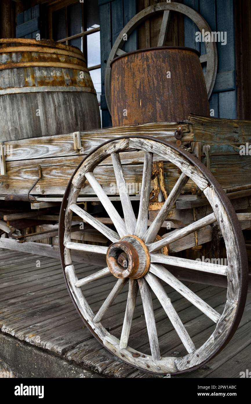 Vecchio vagone di legno d'annata e botti di legno Foto Stock