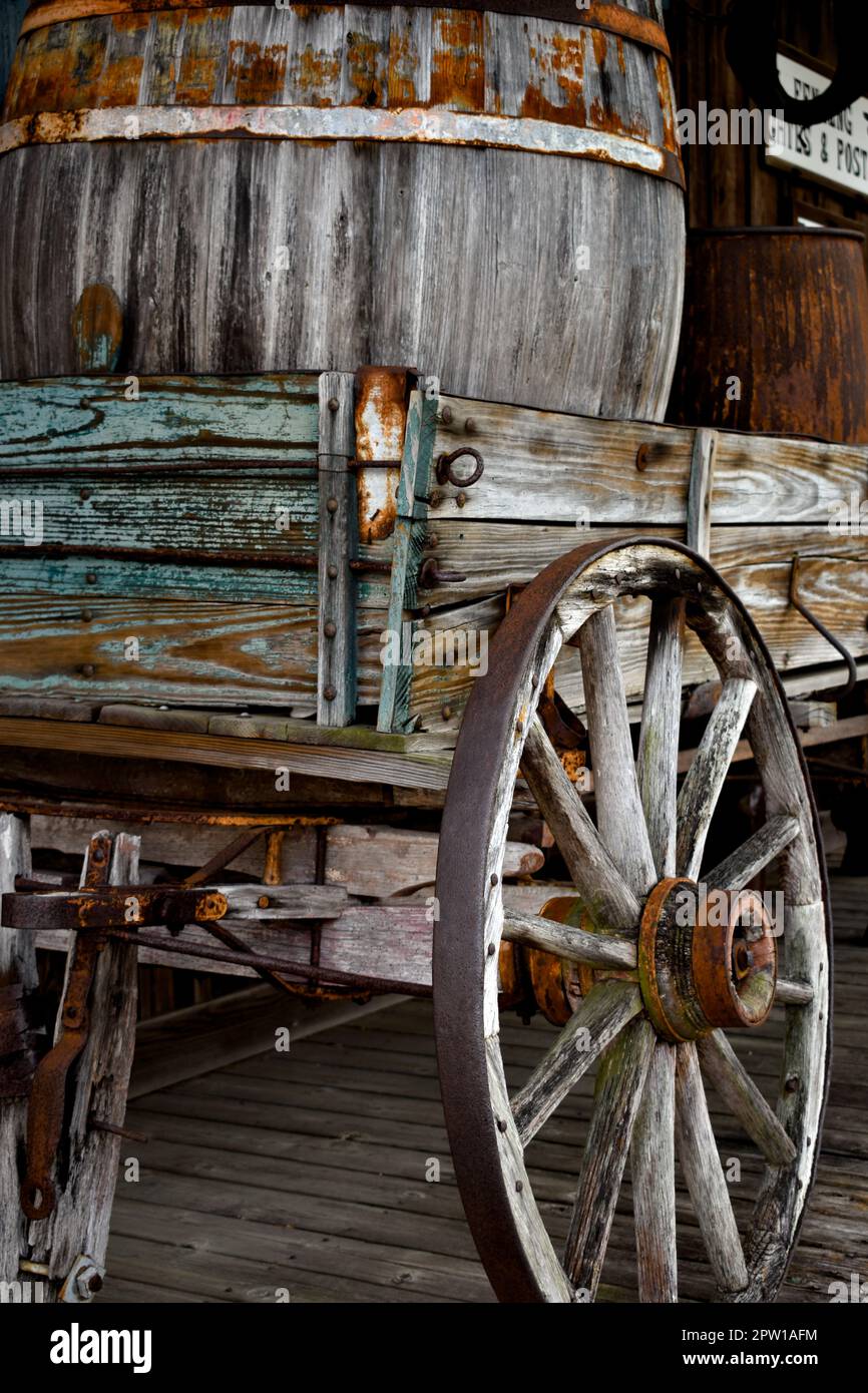Vecchio vagone di legno d'annata e botti di legno Foto Stock