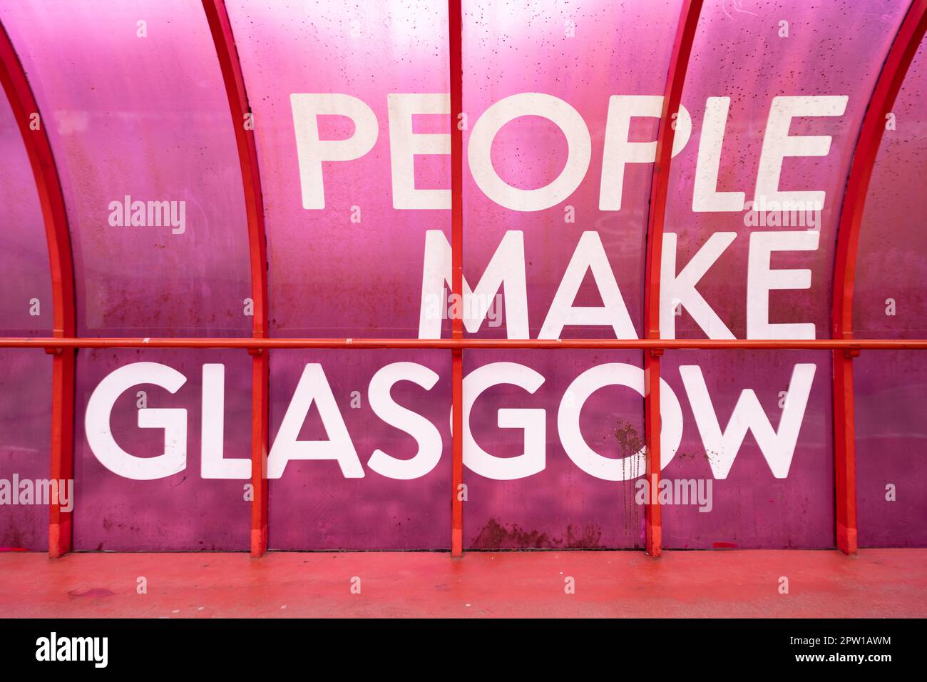 La gente fa il logo Glasgow all'interno del tunnel pedonale e ciclistico di Smartie Tube che collega Finnieston con SEC e Hydro, Glasgow, Scozia, Regno Unito Foto Stock