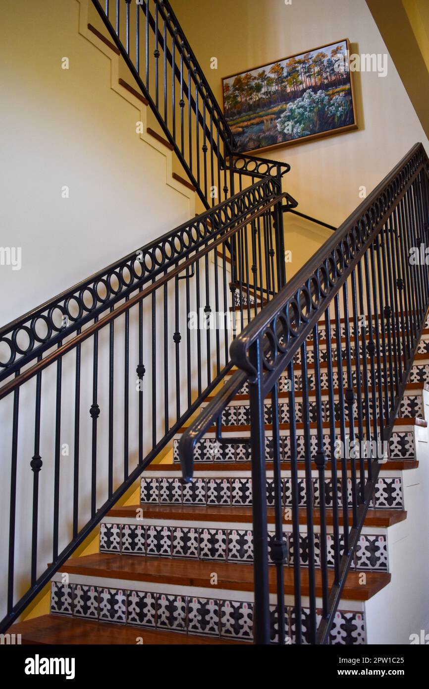 Scala in stile spagnolo ringhiera in ferro battuto Foto Stock