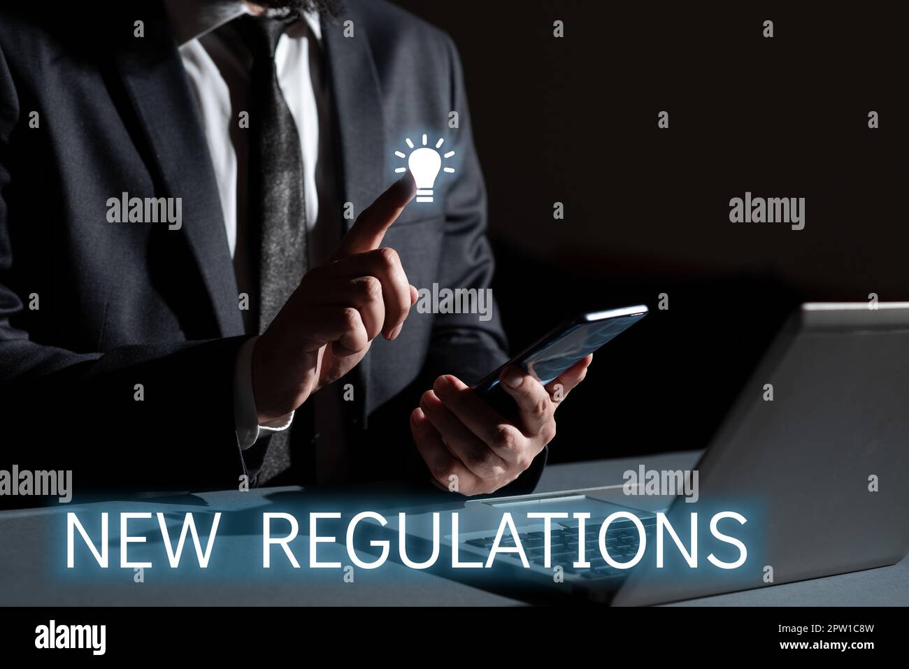 Segno che visualizza nuove normative, Internet Concept Regulation che controlla l'attività normalmente utilizzata dalle regole. Foto Stock