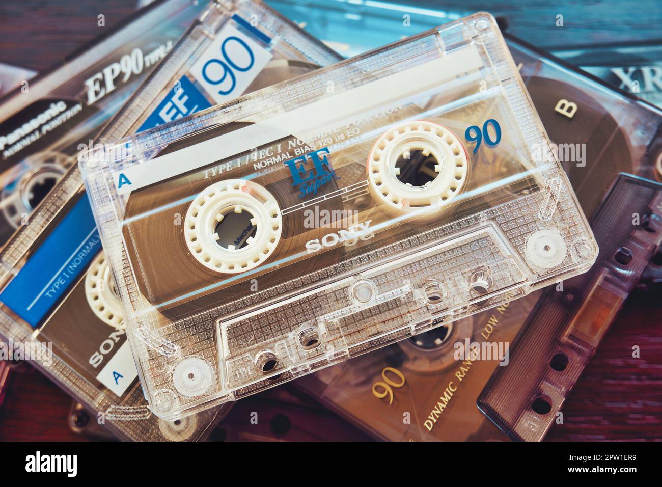 Una vecchia cassetta audio Sony si trova su diverse cassette Foto Stock