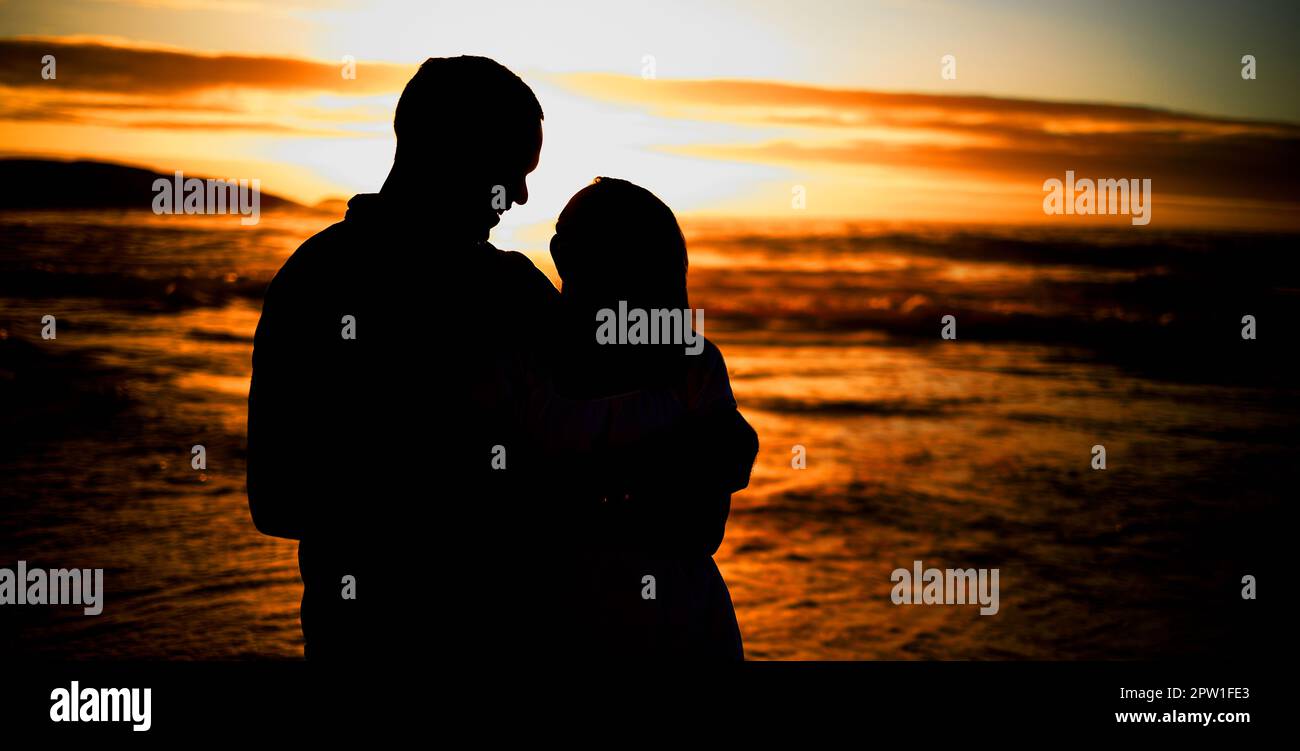 Silhouette giovane coppia affettuosa condividere un momento intimo sulla  spiaggia. Happy marito e moglie retroilluminati che si godono una giornata  estiva sul mare. Loro Foto stock - Alamy