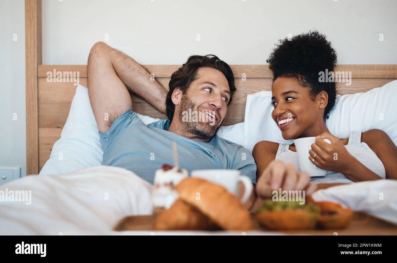 Sorpresa di San Valentino, compleanno o coppia interrazziale celebrare la  colazione di giorno di donne a letto da un romantico, marito per sua moglie  insieme. Dolce, innamorato Foto stock - Alamy