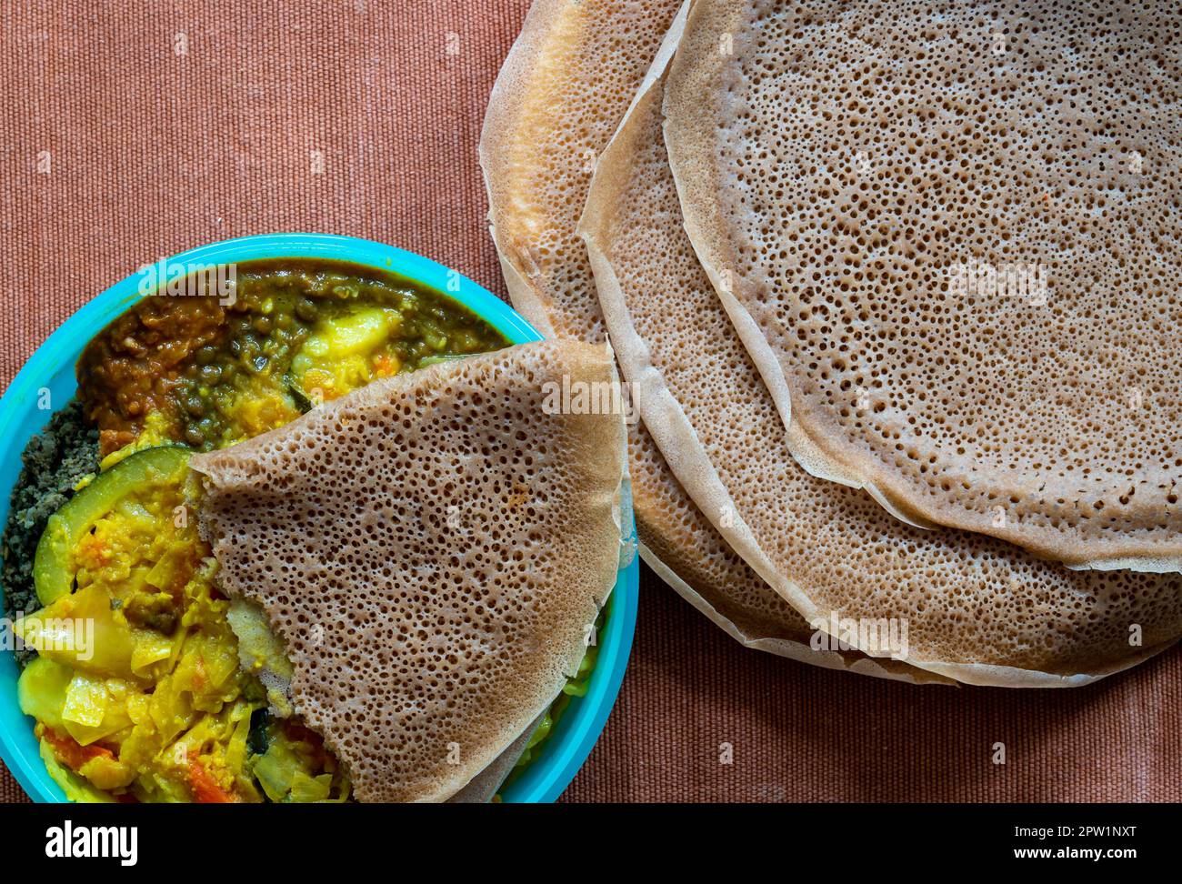 Piatto Lay vista di injera con lenticchie e verdure, injera è un piatto di pane acro fermentato popolare in Etiopia ed Eritrea Foto Stock