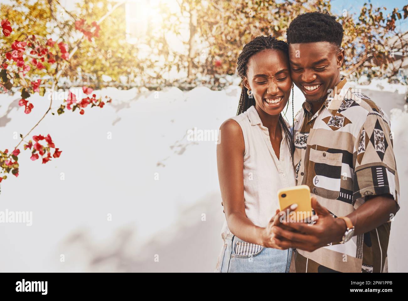 Felice, telefono e coppia entusiasta di prendere un selfie all'aperto con uno smartphone durante le vacanze o le vacanze. Amanti gioiosi di una videochiamata o di condividere un pi Foto Stock