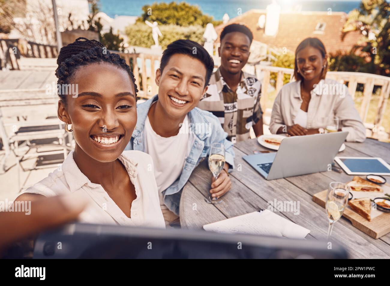 Gruppo di persone d'affari che prendono un selfie in un ristorante per un pranzo riunione all'aperto in una città. Colleghi o amici scattano una foto o una foto wh Foto Stock