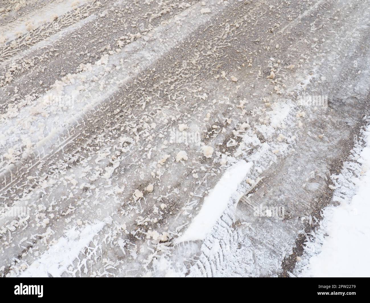 Snowdrifts sul lato della strada. Maltempo e traffico. Neve su asfalto. Condizioni di guida difficili. Inverno slosh sulla strada. Distanza di frenata Foto Stock