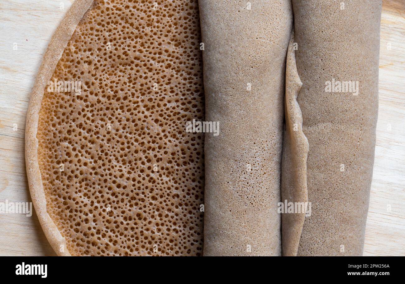 Primo piano di injera, pane piatto acro fermentato simile a una frittella, dalla consistenza spugnosa, popolare in Etiopia ed Eritrea Foto Stock