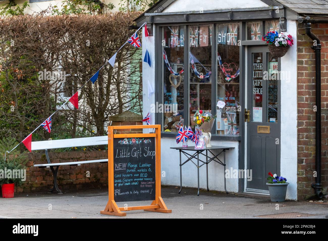 Aprile 28th 2023, Union bandiere jack per la vendita al di fuori di un negozio di villaggio a Selborne, Hampshire, Inghilterra, Regno Unito, per l'incoronazione di re Carlo III Foto Stock