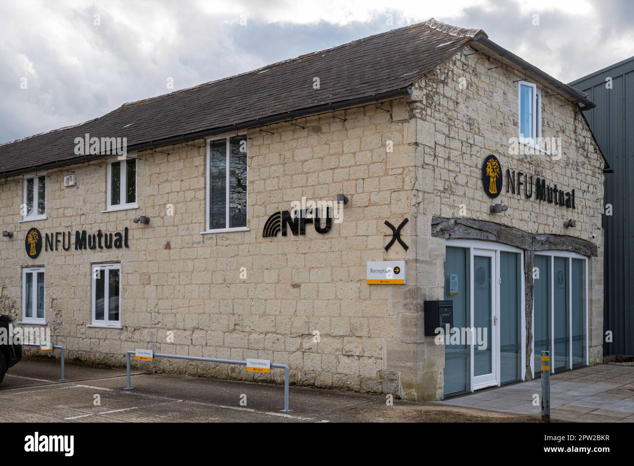 NFU Mutual Office in vecchio edificio stalle vicino Selborne, Inghilterra, Regno Unito, business che fornisce servizi assicurativi e finanziari Foto Stock