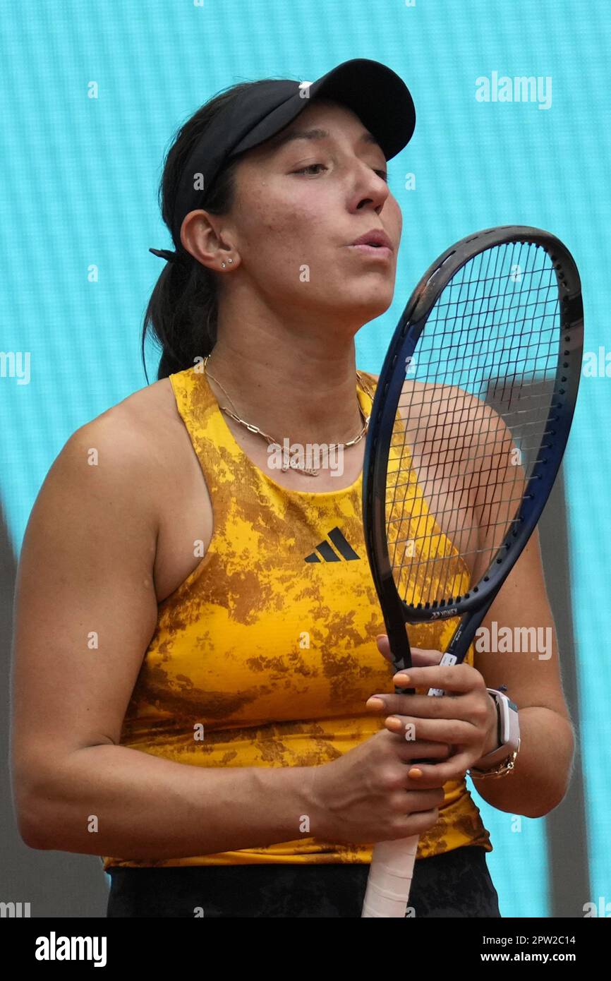 Madrid, Spagna. 28th Apr, 2023. Jessica Pegula reagisce durante la sua seconda partita contro Magdalena Frech di Polonia il quinto giorno del Mutua Madrid Open allo stadio Caja Magica di Madrid, in Spagna, venerdì 28 aprile, 2023. Foto di Paul Hanna/UPI Credit: UPI/Alamy Live News Foto Stock