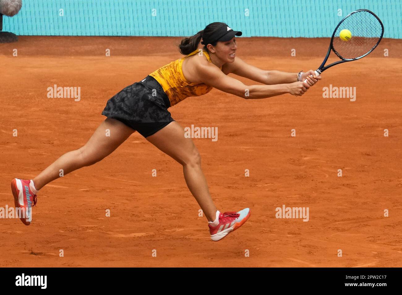 Madrid, Spagna. 28th Apr, 2023. Jessica Pegula restituisce un colpo a Magdalena Frech di Polonia durante la loro seconda partita il giorno cinque del Mutua Madrid Open allo stadio Caja Magica, a Madrid, in Spagna, venerdì 28 aprile, 2023. Foto di Paul Hanna/UPI Credit: UPI/Alamy Live News Foto Stock