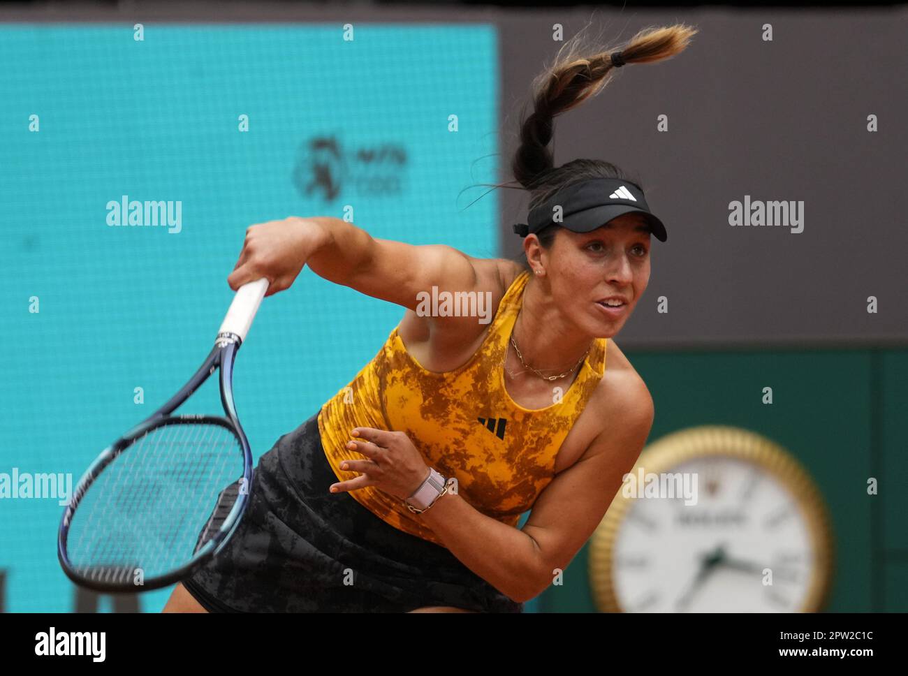 Madrid, Spagna. 28th Apr, 2023. Jessica Pegula serve un colpo a Magdalena Frech di Polonia durante la loro seconda partita il giorno cinque del Mutua Madrid Open allo stadio Caja Magica, a Madrid, in Spagna, venerdì 28 aprile, 2023. Foto di Paul Hanna/UPI Credit: UPI/Alamy Live News Foto Stock