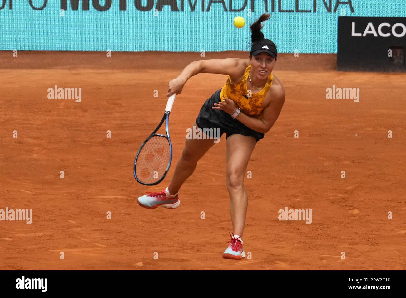 Madrid, Spagna. 28th Apr, 2023. Jessica Pegula serve un colpo a Magdalena Frech di Polonia durante la loro seconda partita il giorno cinque del Mutua Madrid Open allo stadio Caja Magica, a Madrid, in Spagna, venerdì 28 aprile, 2023. Foto di Paul Hanna/UPI Credit: UPI/Alamy Live News Foto Stock