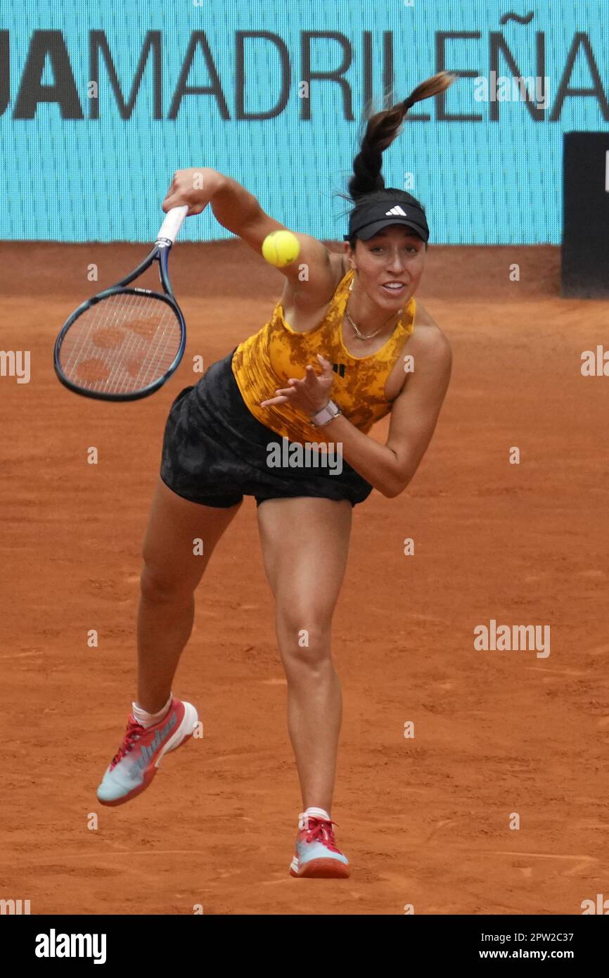 Madrid, Spagna. 28th Apr, 2023. Jessica Pegula serve un colpo a Magdalena Frech di Polonia durante la loro seconda partita il giorno cinque del Mutua Madrid Open allo stadio Caja Magica, a Madrid, in Spagna, venerdì 28 aprile, 2023. Foto di Paul Hanna/UPI Credit: UPI/Alamy Live News Foto Stock
