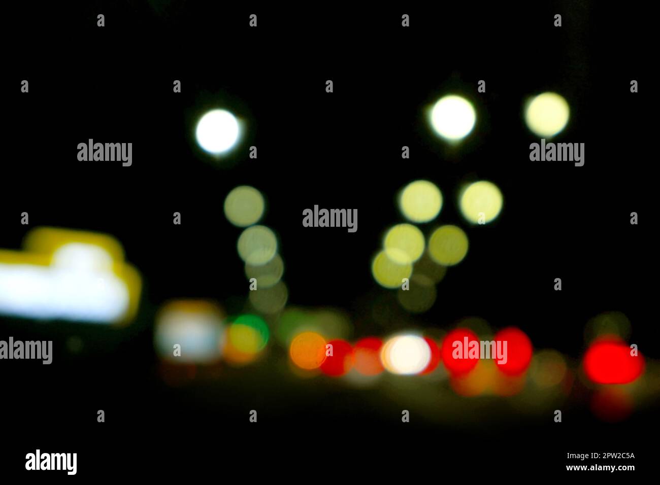 Città urbana luce notturna bokeh , defocalizzata blur sullo sfondo Foto Stock