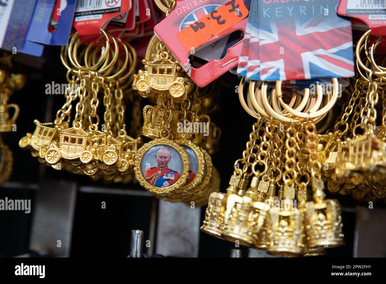 Londra, Regno Unito. 28th Apr 2023. La merce con re Carlo III sta spuntando in tutta Londra in tempo per l'incoronazione, che avrà luogo il 6th maggio 2023. Credit: Kiki Streitberger /Alamy Live News Foto Stock