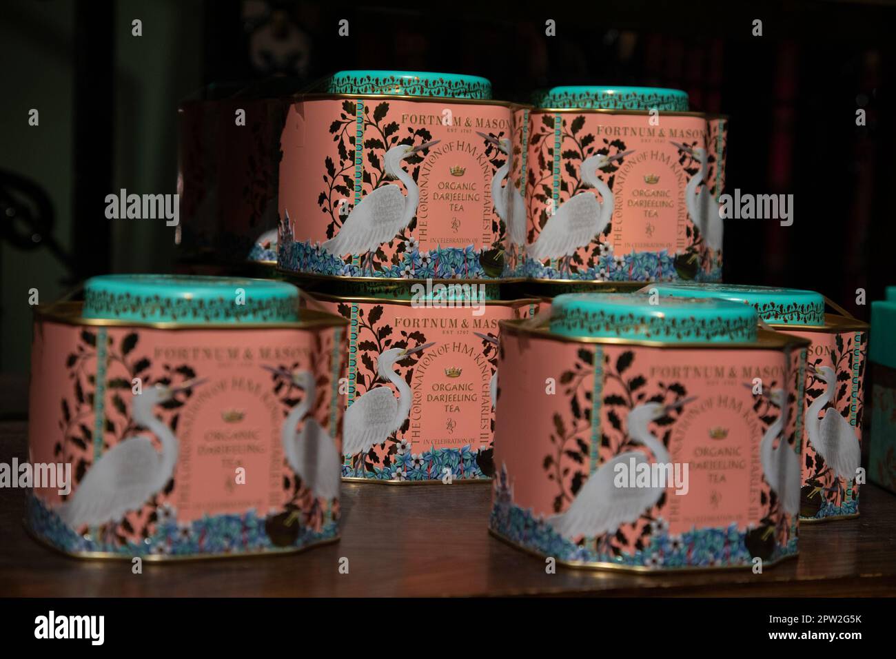 Londra, Regno Unito. 28th Apr 2023. Mentre il merchandising dell'incoronazione sta spuntando in tutta Londra, il grande magazzino Fortnum & Mason sta vendendo un tè in edizione speciale per celebrare l'occasione. L'incoronazione di Re Carlo III avrà luogo il 6th maggio 2023. Credit: Kiki Streitberger /Alamy Live News Foto Stock