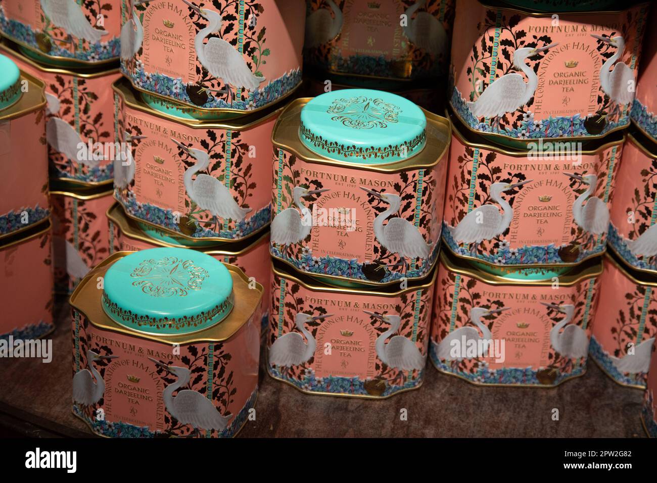 Londra, Regno Unito. 28th Apr 2023. Mentre il merchandising dell'incoronazione sta spuntando in tutta Londra, il grande magazzino Fortnum & Mason sta vendendo un tè in edizione speciale per celebrare l'occasione. L'incoronazione di Re Carlo III avrà luogo il 6th maggio 2023. Credit: Kiki Streitberger /Alamy Live News Foto Stock