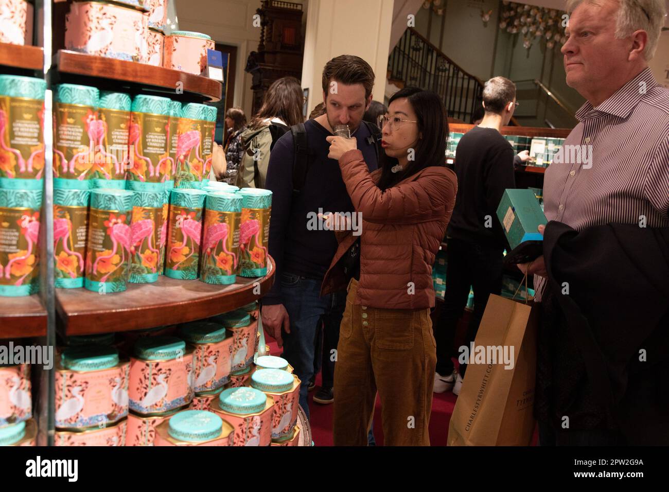 Londra, Regno Unito. 28th Apr 2023. Mentre il merchandising dell'incoronazione sta spuntando in tutta Londra, il grande magazzino Fortnum & Masons sta vendendo un tè in edizione speciale per celebrare l'occasione. L'incoronazione di Re Carlo III avrà luogo il 6th maggio 2023. Credit: Kiki Streitberger /Alamy Live News Foto Stock