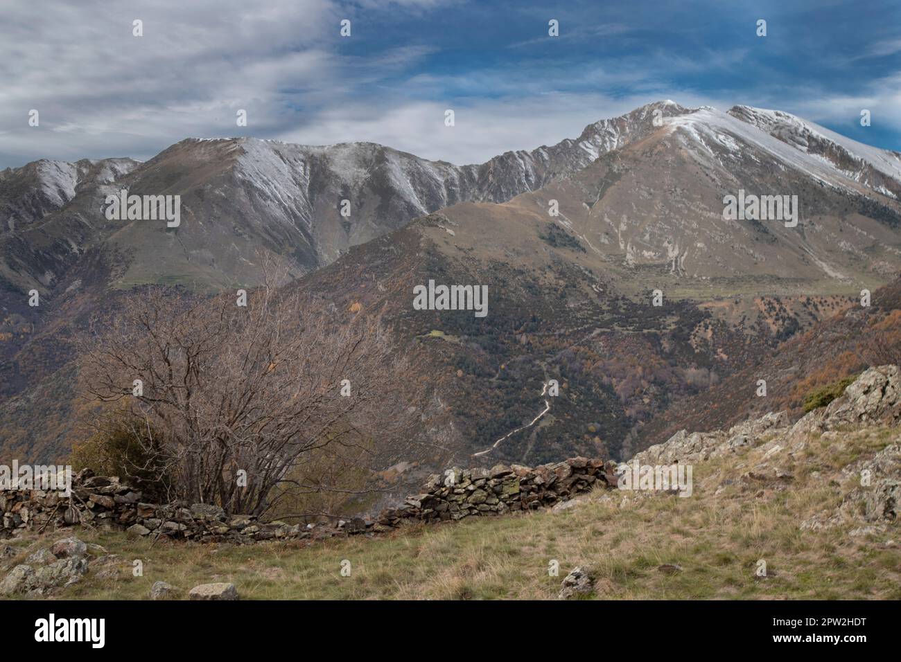 Montagne innevate sotto il cielo nuvoloso paesaggio in Valle Boi nei Pirenei in Catalogna Foto Stock