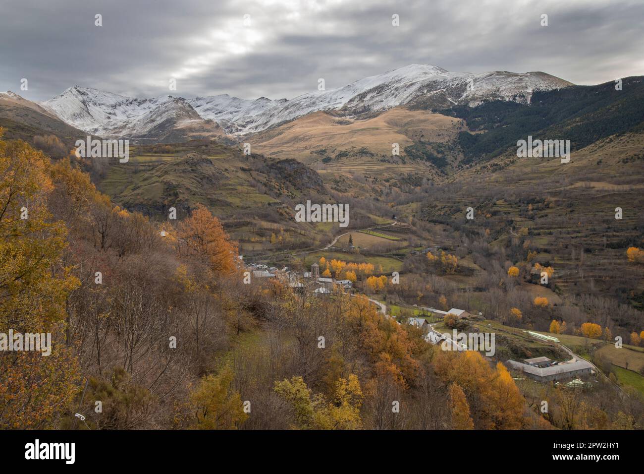 Montagne innevate sotto il cielo nuvoloso paesaggio in Valle Boi nei Pirenei in Catalogna Foto Stock