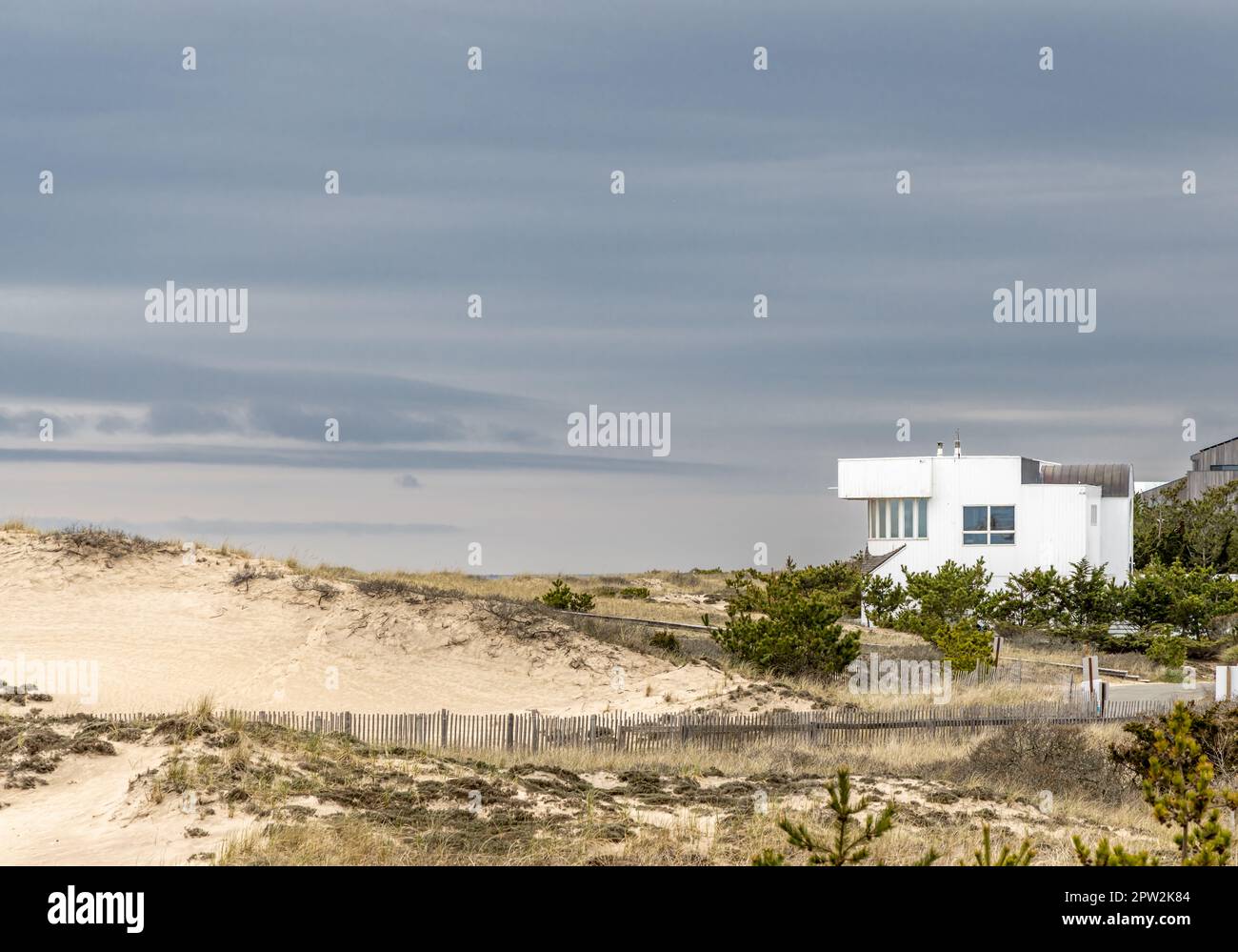 Una casa contemporanea bianca fronte oceano situata al 16 Marine Blvd, Amagansett Foto Stock