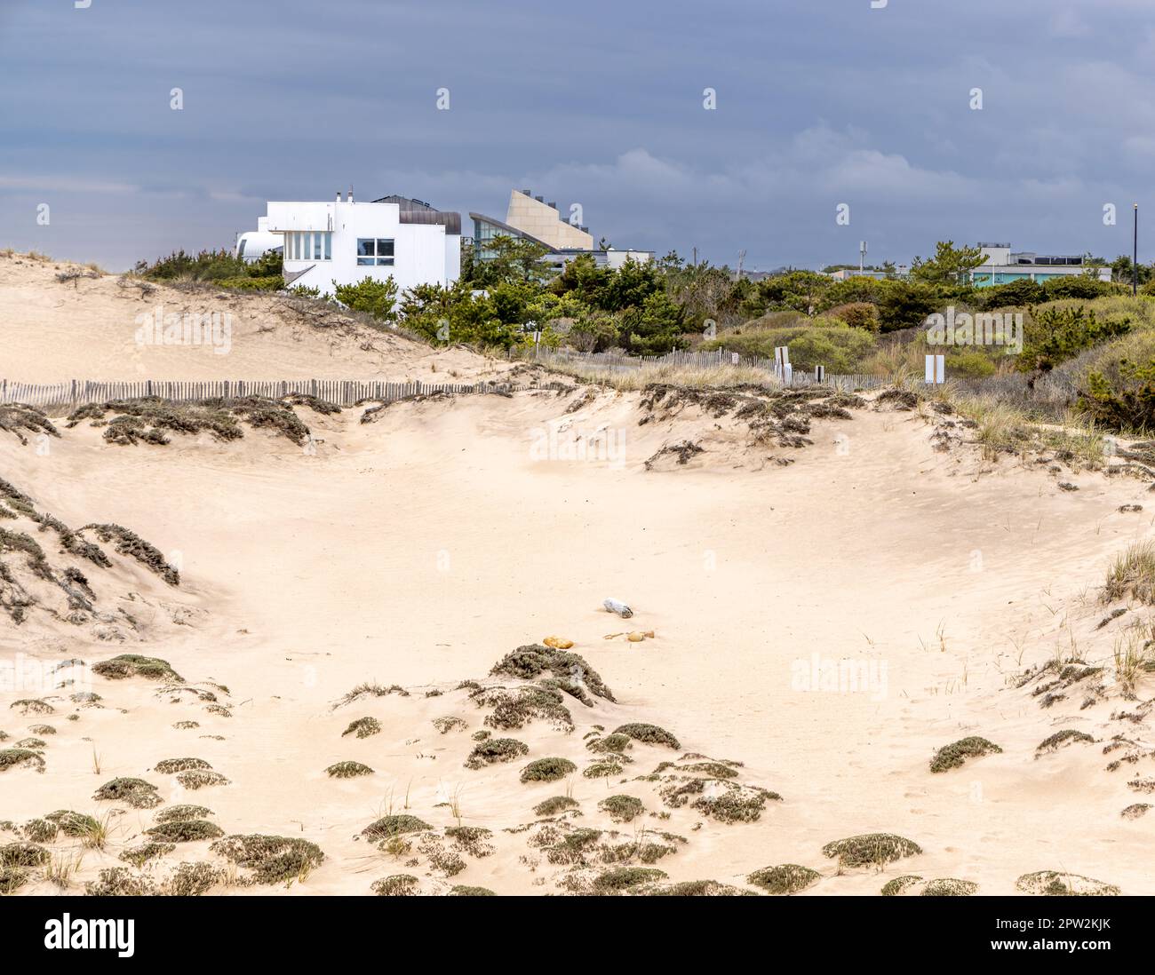 Una casa contemporanea bianca fronte oceano situata al 16 Marine Blvd, Amagansett Foto Stock