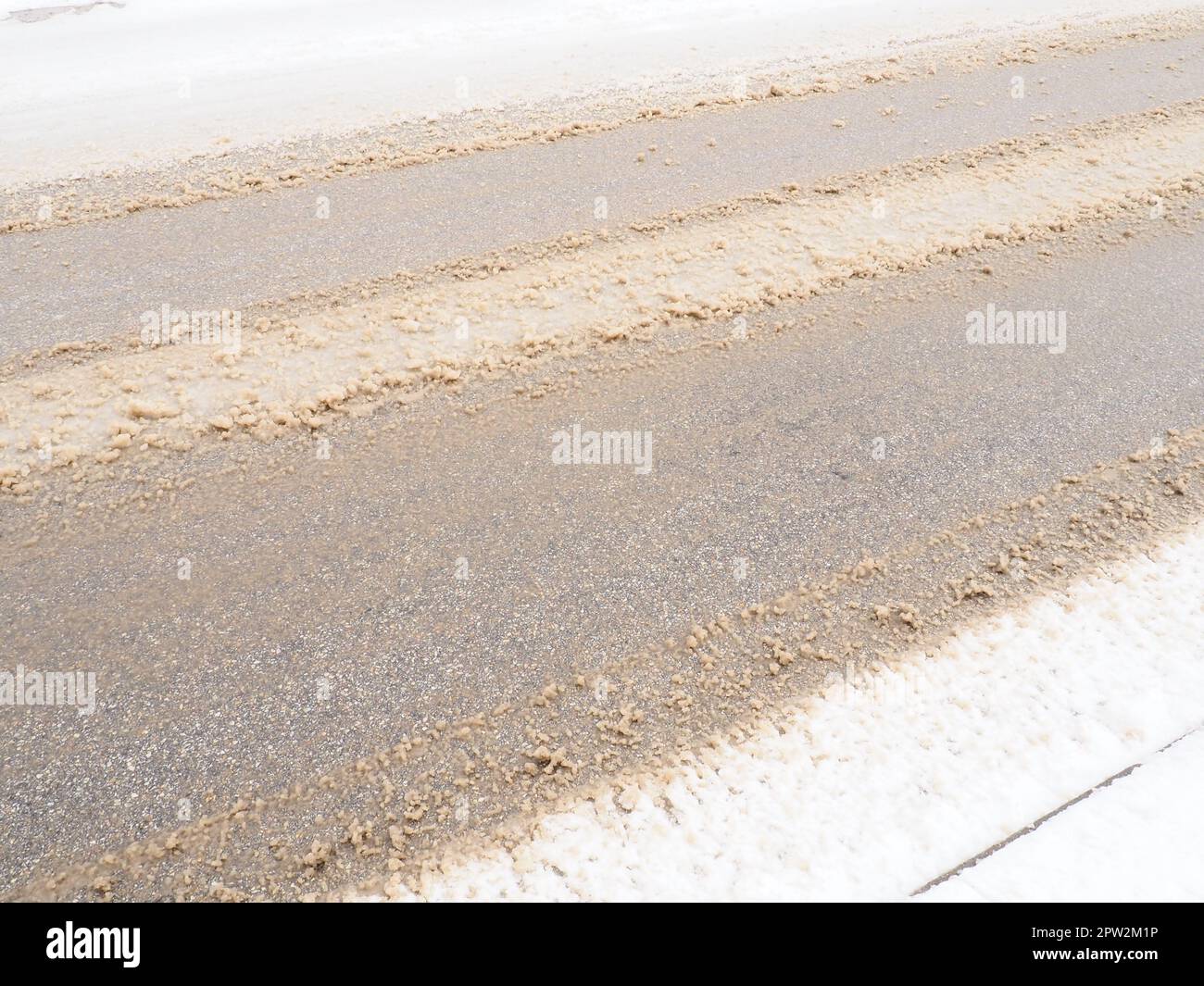 Snowdrifts sul lato della strada. Maltempo e traffico. Neve su asfalto. Condizioni di guida difficili. Inverno slosh sulla strada. Distanza di frenata Foto Stock